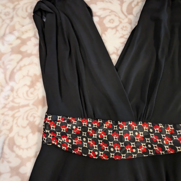 Roulette Black V-Neck Dress-Red Patterned Silky Sash-Size Medium-Cap Sleeves - Picture 3 of 11